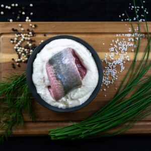 Matjesfilet in Apfelzwiebelsauce – Feinkostmanufaktur Kropp