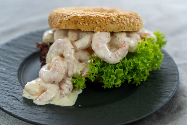Imbiss mit Backfisch und Seelachs Maxi bei Kropp Feinkost Neukölln